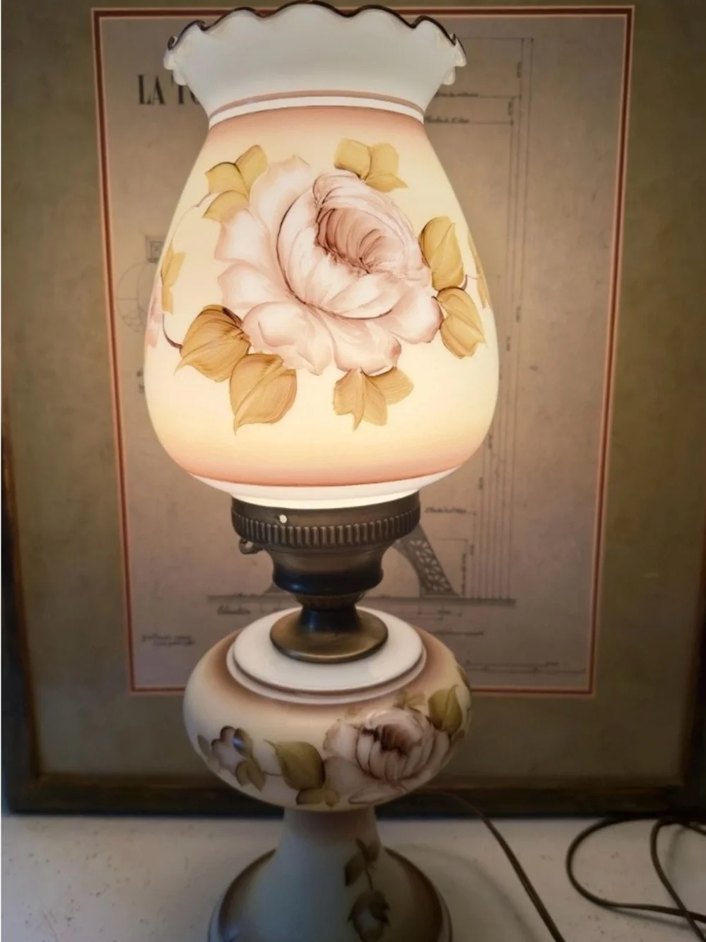 VTG Gone With The Wind  Floral Glass Table Lamp in Cream, Gold and Brown